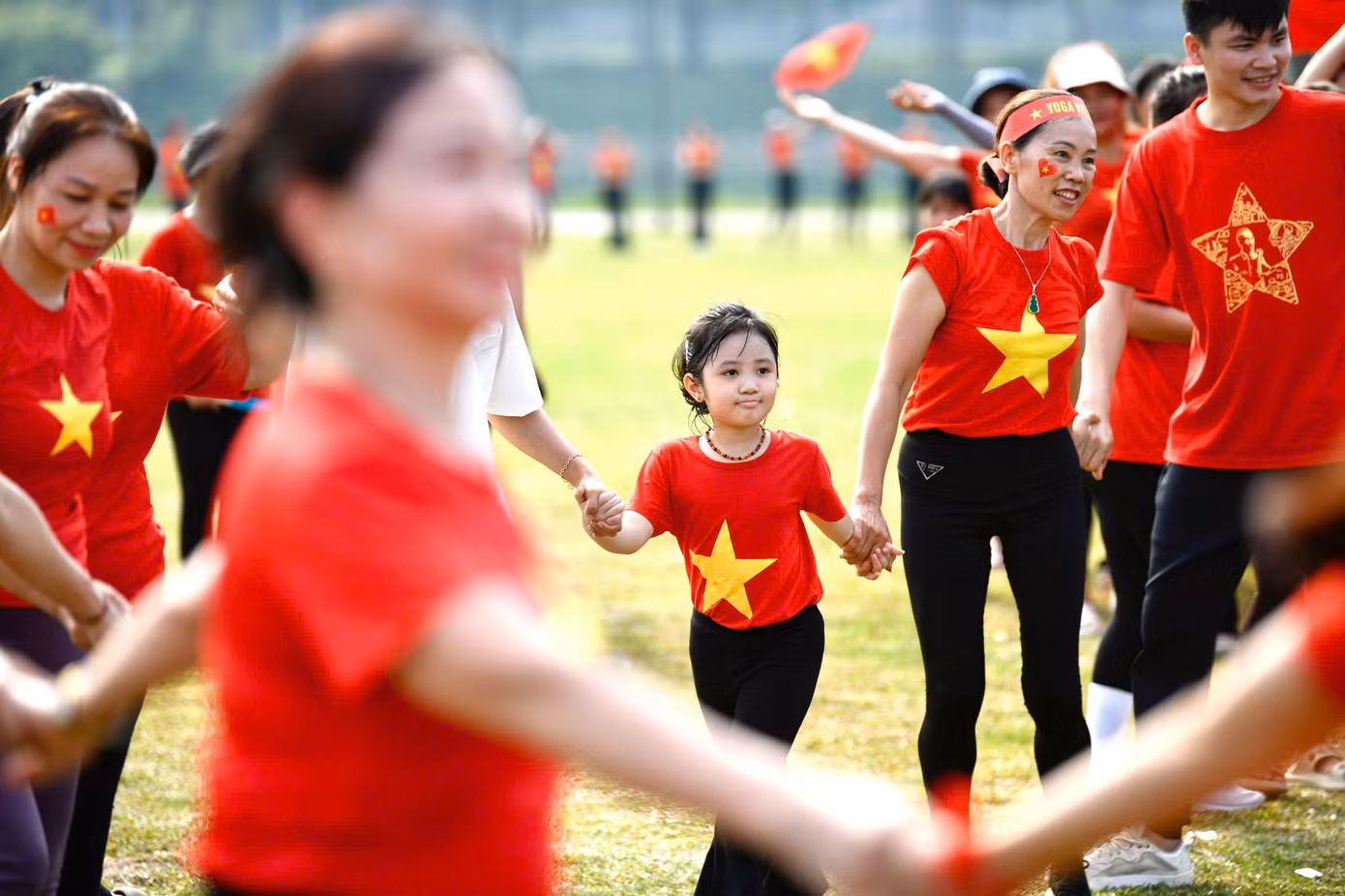 Điểm nhấn của Chương trình Chào mừng Ngày quốc tế yoga năm 2025 tại Công Viên Yên Sở, Hà Nội năm nay là màn Xếp hình Bản Đồ Việt Nam của khoảng 1000 người có mặt trong màu áo cờ đỏ sao vàng, thể hiện tinh thần đoàn kết, tôn vinh bản sắc văn hóa Việt Nam và sự hòa quyện hài hòa giữa Yoga – một di sản văn hóa phi vật thể của thế giới bắt nguồn từ Ấn Độ, với người Việt. Điểm nhấn của Chương trình Chào mừng Ngày quốc tế yoga năm 2025 tại Công Viên Yên Sở, Hà Nội năm nay là màn Xếp hình Bản Đồ Việt Nam của khoảng 1000 người có mặt trong màu áo cờ đỏ sao vàng, thể hiện tinh thần đoàn kết, tôn vinh bản sắc văn hóa Việt Nam và sự hòa quyện hài hòa giữa Yoga – một di sản văn hóa phi vật thể của thế giới bắt nguồn từ Ấn Độ, với người Việt.