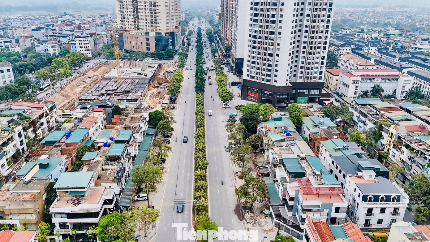 Trong khi đó hướng ngược lại trên đường Văn Khê, xe cộ lưu thông thoáng hơn.