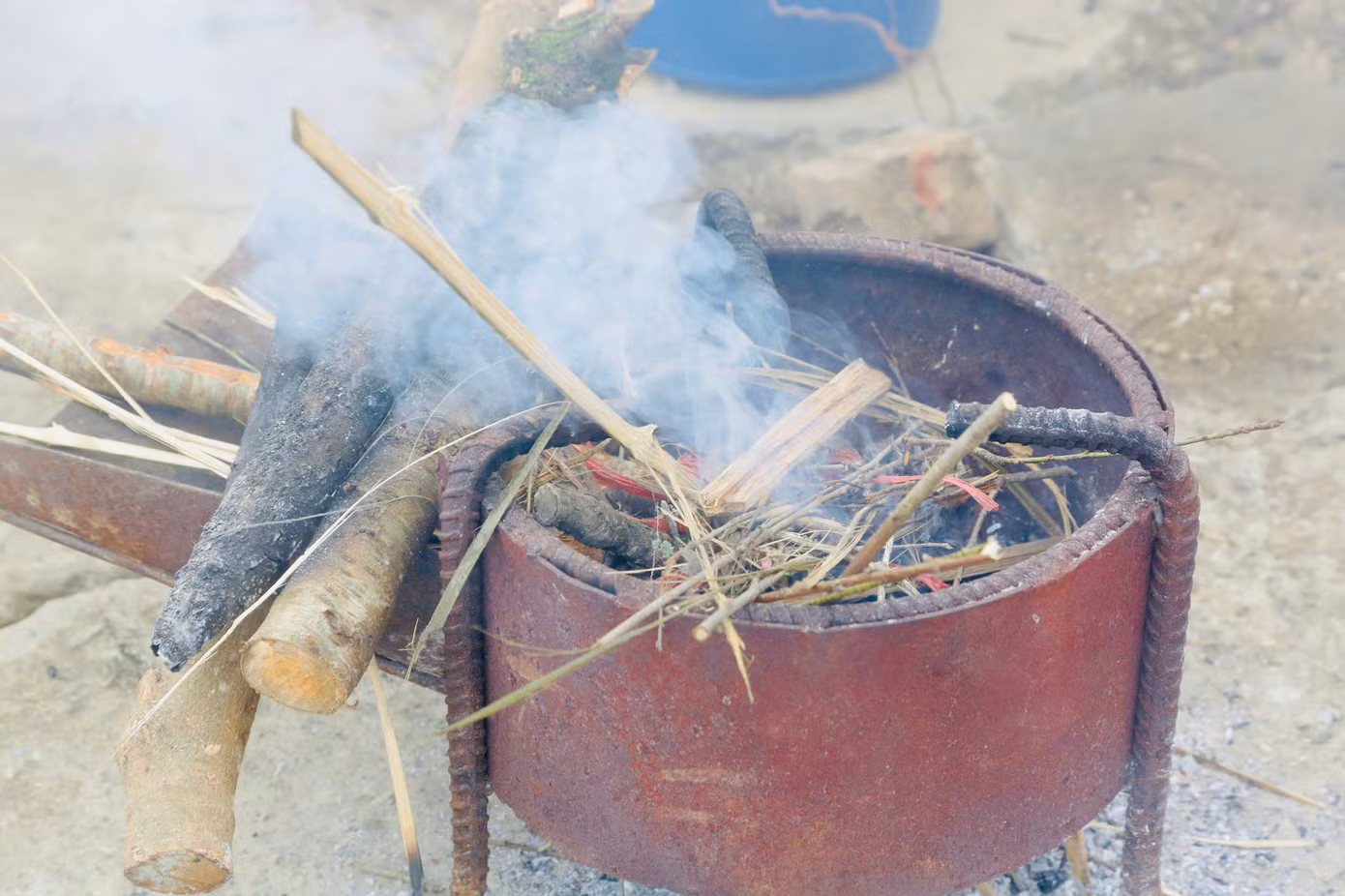 Để xua tan cái lạnh đặc trưng nơi vùng cao sương giá, người dân bán đào Tết đốt lửa sưởi ấm chờ khách.
