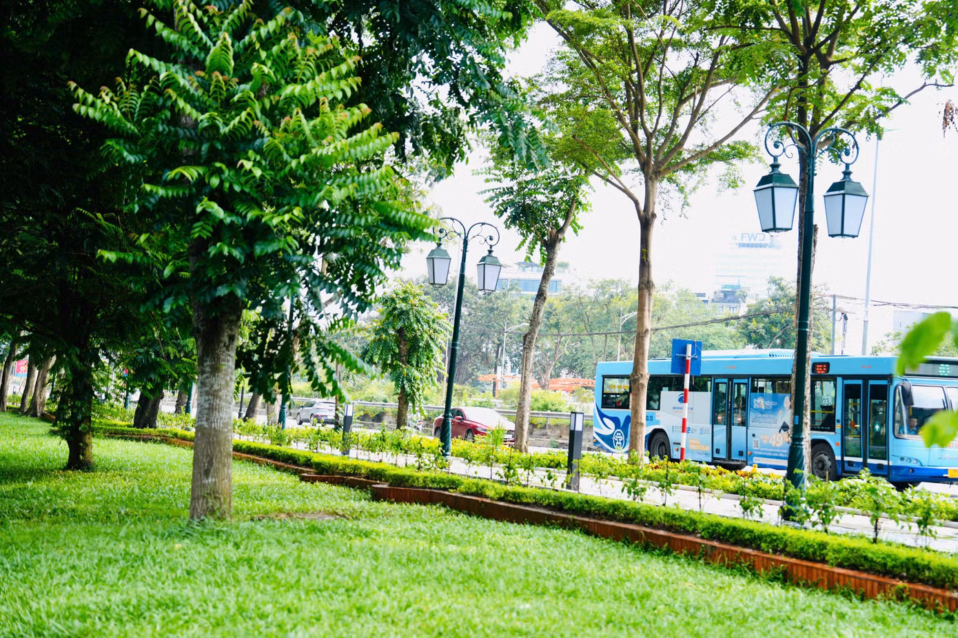 Công viên Thống Nhất trải dài giữa 4 phố: Trần Nhân Tông, Lê Duẩn, Đại Cồ Việt và Nguyễn Đình Chiểu. Với diện tích rộng khoảng 50 ha, bao trọn hồ bảy mẫu rộng 25 ha, công viên trở thành điểm đến lý tưởng cho người dân Hà Nội thư giãn, tập thể dục và tận hưởng không gian xanh mát giữa ngày hè oi ả.