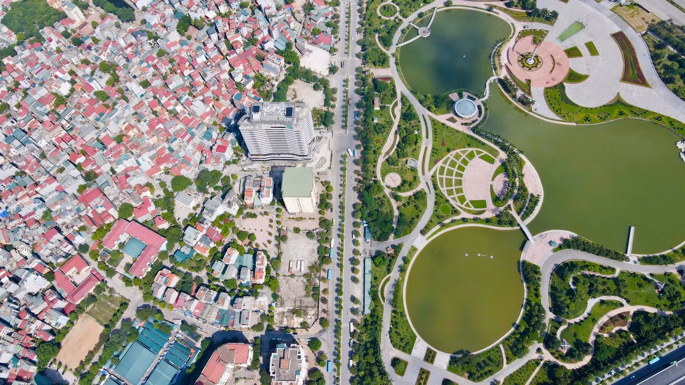Diện tích công viên Hòa Bình khoảng hơn 20ha, chính thức đi vào hoạt động từ tháng 10 năm 2010. Công viên mở cửa tham quan miễn phí, chia làm nhiều khu vực để mọi người đến tham quan, vui chơi.