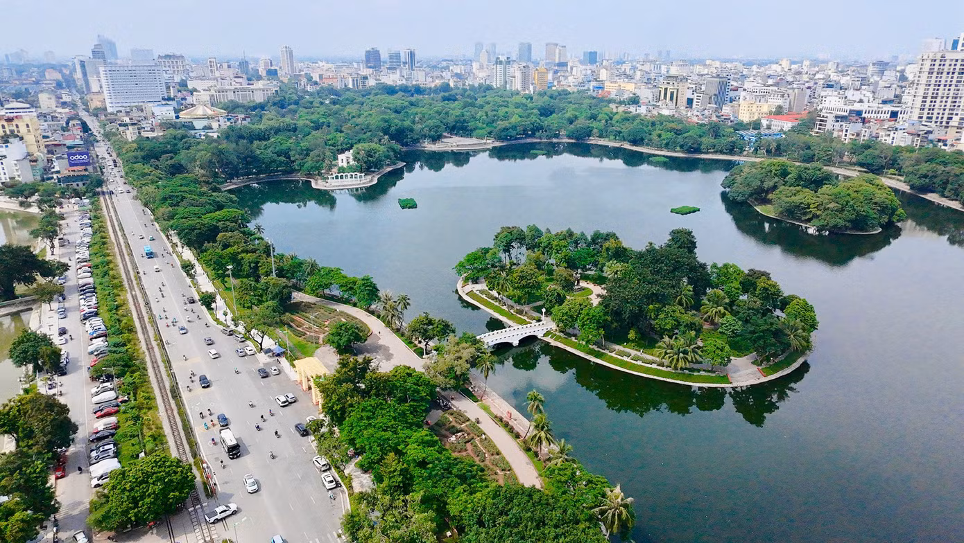 Công viên Thống Nhất, lá phổi xanh giữa lòng Hà Nội sau khi tháo dỡ hàng rào đã trở nên gần gũi hơn và thành điểm đến lý tưởng cho người dân đến thư giãn, tập thể dục, tận hưởng không gian xanh mát giữa ngày hè oi ả.