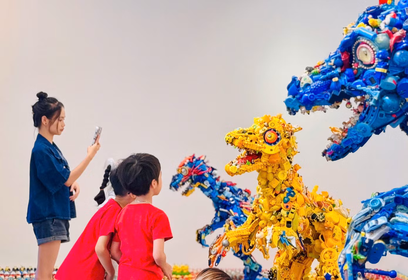 Những món đồ chơi từng rất quen thuộc gắn bó với tuổi thơ của nhiều thế hệ giờ trở thành những tác phẩm nghệ thuật độc đáo khiến người xem thán phục. Không chỉ ấn tượng về mặt thị giác, các tác phẩm còn giúp người xem suy nghĩ nhiều hơn về lượng rác thải ra mỗi ngày, từ đó nâng cao ý thức bảo vệ môi trường. Những món đồ chơi từng rất quen thuộc gắn bó với tuổi thơ của nhiều thế hệ giờ trở thành những tác phẩm nghệ thuật độc đáo khiến người xem thán phục. Không chỉ ấn tượng về mặt thị giác, các tác phẩm còn giúp người xem suy nghĩ nhiều hơn về lượng rác thải ra mỗi ngày, từ đó nâng cao ý thức bảo vệ môi trường.