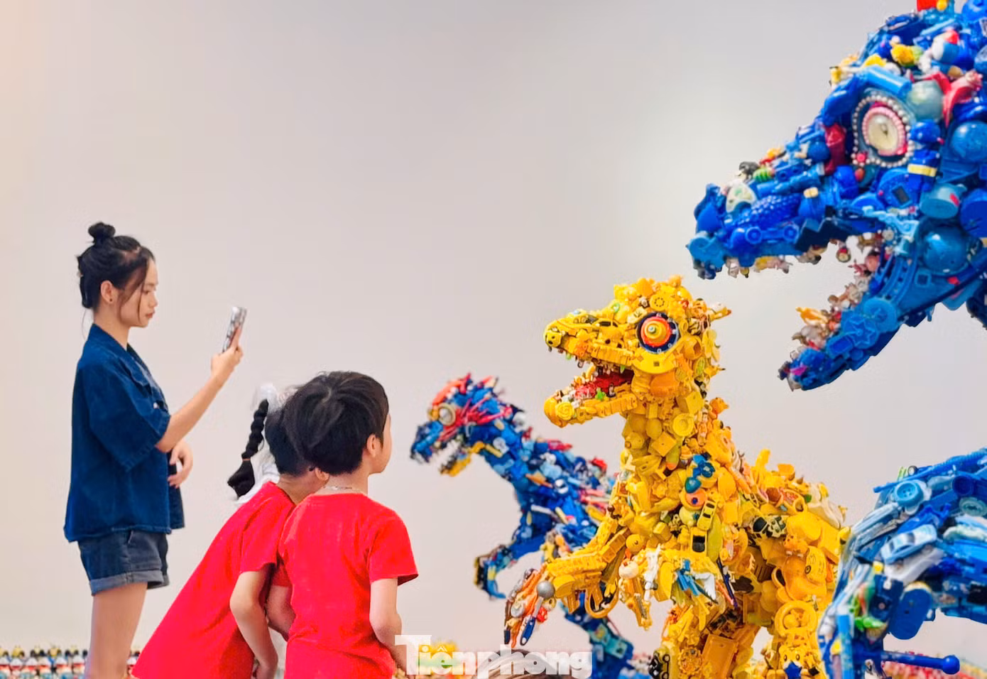 Những món đồ chơi từng rất quen thuộc gắn bó với tuổi thơ của nhiều thế hệ giờ trở thành những tác phẩm nghệ thuật độc đáo khiến người xem thán phục. Không chỉ ấn tượng về mặt thị giác, các tác phẩm còn giúp người xem suy nghĩ nhiều hơn về lượng rác thải ra mỗi ngày, từ đó nâng cao ý thức bảo vệ môi trường.