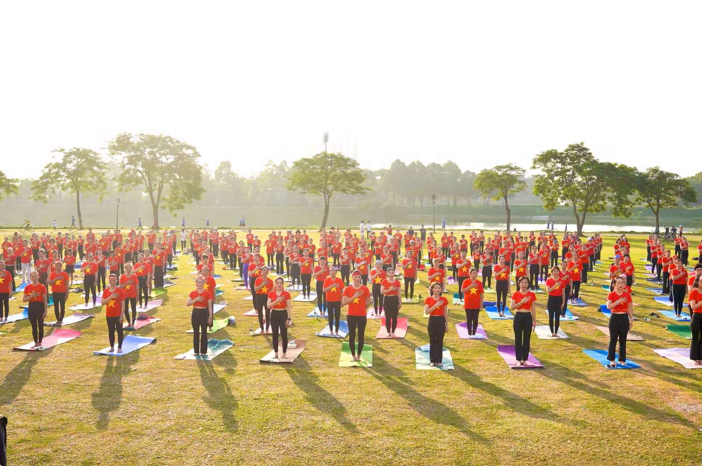 Sáng 15/6/2025 tại Công viên Yên Sở, quận Hoàng Mai, Hà Nội đã diễn ra sự kiện yoga lớn nhất trong năm tại Thủ đô: Festival chào mừng ngày Quốc tế Yoga 21/6 do Liên đoàn Yoga TP Hà Nội tổ chức. Sáng 15/6/2025 tại Công viên Yên Sở, quận Hoàng Mai, Hà Nội đã diễn ra sự kiện yoga lớn nhất trong năm tại Thủ đô: Festival chào mừng ngày Quốc tế Yoga 21/6 do Liên đoàn Yoga TP Hà Nội tổ chức.