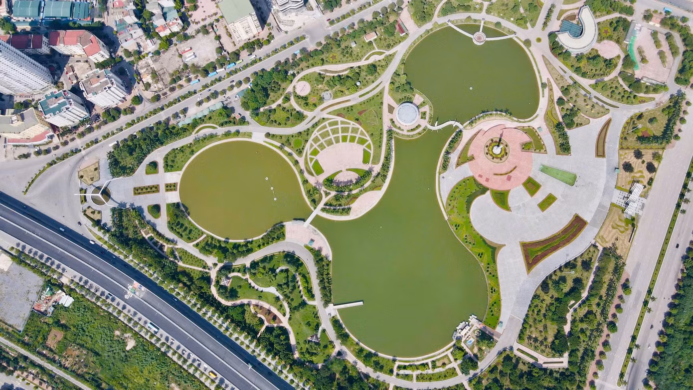 Diện tích công viên Hòa Bình khoảng hơn 20ha, chính thức đi vào hoạt động từ tháng 10 năm 2010. Công viên mở cửa tham quan miễn phí, chia làm nhiều khu vực để mọi người đến tham quan, vui chơi.