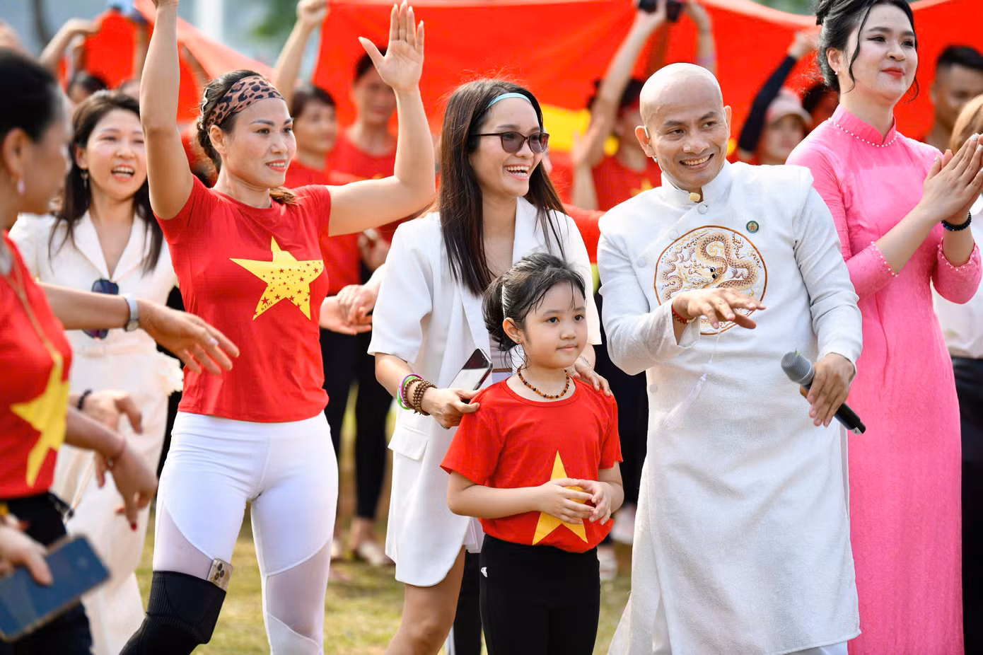 Điểm nhấn của Chương trình Chào mừng Ngày quốc tế yoga năm 2025 tại Công Viên Yên Sở, Hà Nội năm nay là màn Xếp hình Bản Đồ Việt Nam của khoảng 1000 người có mặt trong màu áo cờ đỏ sao vàng, thể hiện tinh thần đoàn kết, tôn vinh bản sắc văn hóa Việt Nam và sự hòa quyện hài hòa giữa Yoga – một di sản văn hóa phi vật thể của thế giới bắt nguồn từ Ấn Độ, với người Việt. Điểm nhấn của Chương trình Chào mừng Ngày quốc tế yoga năm 2025 tại Công Viên Yên Sở, Hà Nội năm nay là màn Xếp hình Bản Đồ Việt Nam của khoảng 1000 người có mặt trong màu áo cờ đỏ sao vàng, thể hiện tinh thần đoàn kết, tôn vinh bản sắc văn hóa Việt Nam và sự hòa quyện hài hòa giữa Yoga – một di sản văn hóa phi vật thể của thế giới bắt nguồn từ Ấn Độ, với người Việt.