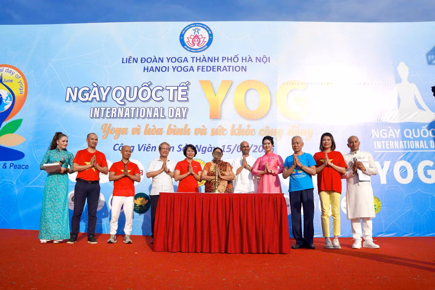 Sự kiện thu hút khoảng 1.000 yoga của Hà Nội và nhiều tỉnh thành lân cận háo hức chờ đợi và tham gia. Ngoài ra, chương trình còn vinh dự chào đón đại diện của Đại sứ quán Ấn Độ tại Việt Nam; đại diện các ban, bộ, ngành Trung ương và TP Hà Nội Sự kiện thu hút khoảng 1.000 yoga của Hà Nội và nhiều tỉnh thành lân cận háo hức chờ đợi và tham gia. Ngoài ra, chương trình còn vinh dự chào đón đại diện của Đại sứ quán Ấn Độ tại Việt Nam; đại diện các ban, bộ, ngành Trung ương và TP Hà Nội