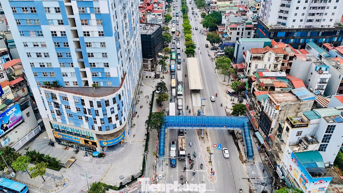 Tuyến đường Lê Trọng Tấn hướng đi Văn Khê, Quốc lộ 6 thường xuyên trong tình trạng đông đúc, mỗi nhịp đèn đỏ ở khu vực này phải kéo dài 90 giây để bảo đảm cho các phương tiện di chuyển trên trục đường quốc lộ 6.