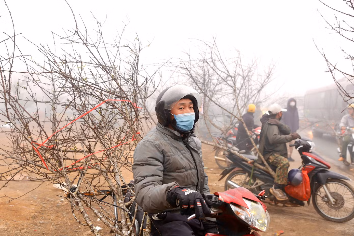 Anh Sùng A Thông (người đồng bào dân tộc Mông) cho biết: "Năm nay bán chậm hơn những năm trước, giá cũng giảm hơn trước chút, mình mong bán hết nhanh để còn về gia đình".