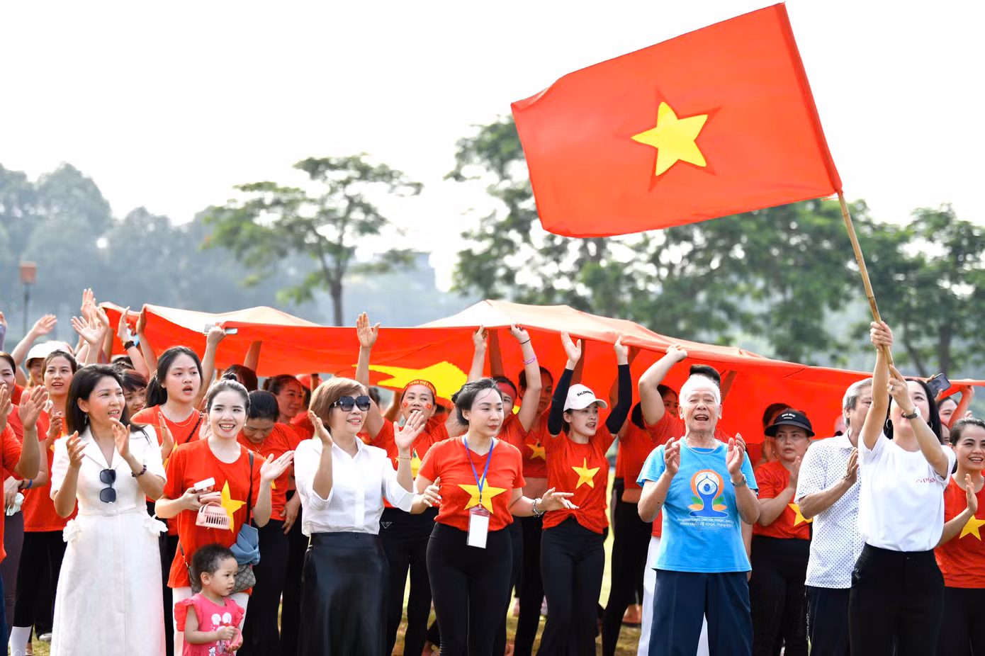 Điểm nhấn của Chương trình Chào mừng Ngày quốc tế yoga năm 2025 tại Công Viên Yên Sở, Hà Nội năm nay là màn Xếp hình Bản Đồ Việt Nam của khoảng 1000 người có mặt trong màu áo cờ đỏ sao vàng, thể hiện tinh thần đoàn kết, tôn vinh bản sắc văn hóa Việt Nam và sự hòa quyện hài hòa giữa Yoga – một di sản văn hóa phi vật thể của thế giới bắt nguồn từ Ấn Độ, với người Việt. Điểm nhấn của Chương trình Chào mừng Ngày quốc tế yoga năm 2025 tại Công Viên Yên Sở, Hà Nội năm nay là màn Xếp hình Bản Đồ Việt Nam của khoảng 1000 người có mặt trong màu áo cờ đỏ sao vàng, thể hiện tinh thần đoàn kết, tôn vinh bản sắc văn hóa Việt Nam và sự hòa quyện hài hòa giữa Yoga – một di sản văn hóa phi vật thể của thế giới bắt nguồn từ Ấn Độ, với người Việt.