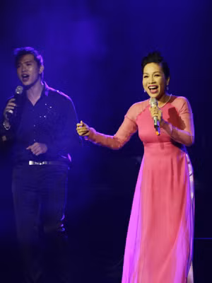 Mỹ Linh hát “Một thoáng Tây Hồ” ma mị gợi nhớ thời “Trên đỉnh Phù Vân”. Ảnh: N.M.HÀ
