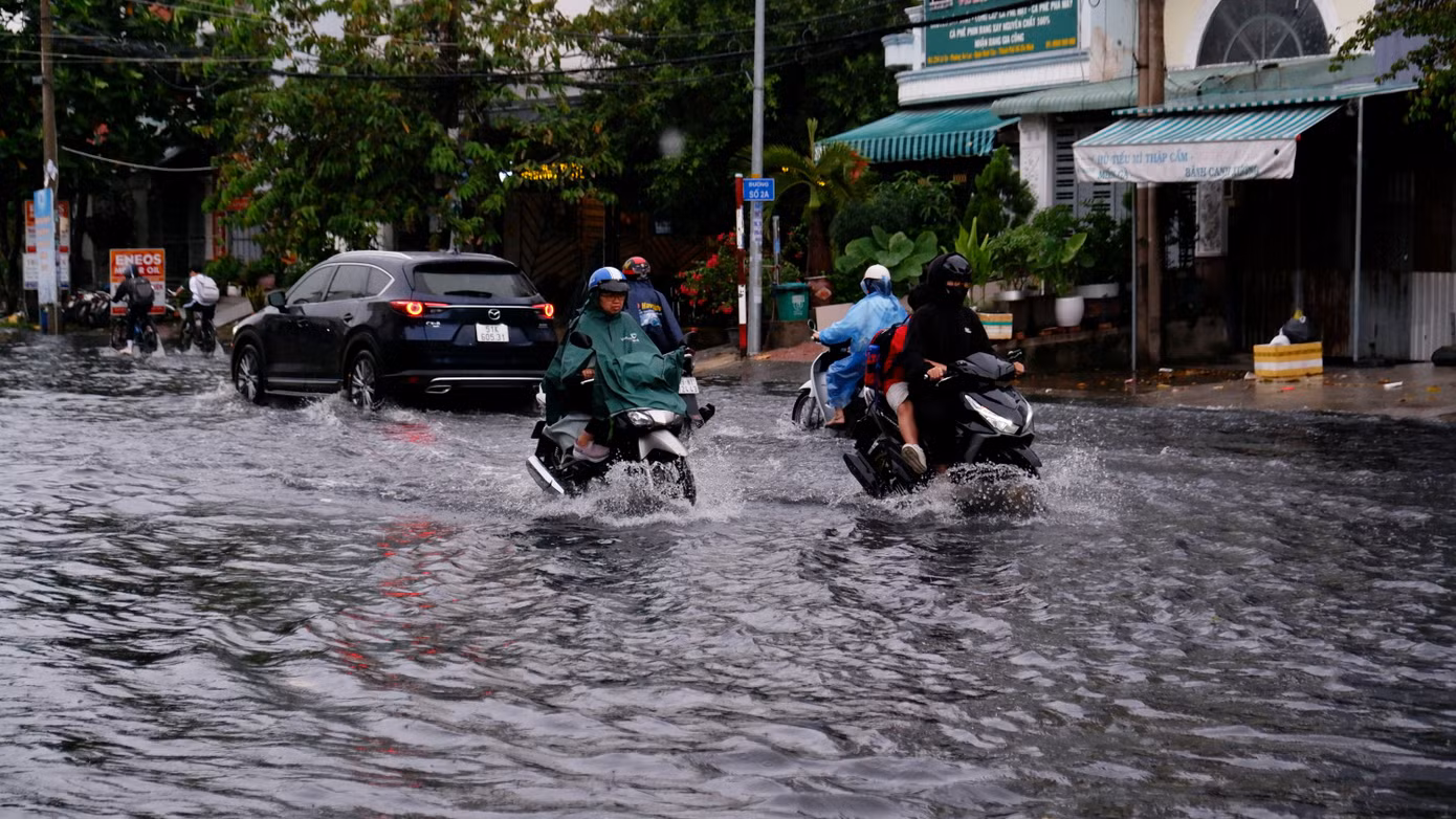 Trong 10 ngày cuối tháng 9, TPHCM sẽ có mưa rào và dông rải rác đến nhiều nơi, khả năng xuất hiện những cơn mưa vừa, mưa to. (Ảnh minh họa: Hữu Huy) Trong 10 ngày cuối tháng 9, TPHCM sẽ có mưa rào và dông rải rác đến nhiều nơi, khả năng xuất hiện những cơn mưa vừa, mưa to. (Ảnh minh họa: Hữu Huy)