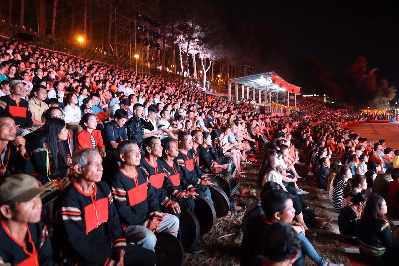 Nghệ nhân, bà con các cộng đồng dân tộc về Làng Văn hóa - Du lịch các dân tộc Việt Nam chung vui. Ảnh: NHƯ Ý.