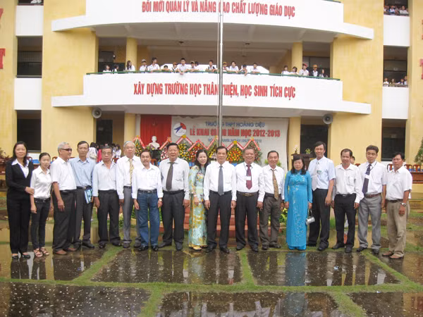 Lãnh đạo và đại biểu chụp hình với BGH trường Hoàng Diệu