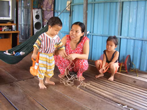 Chị Tuyết buộc con trước khi cùng chồng đi đánh cá