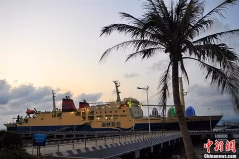 Một tàu du lịch của Trung Quốc