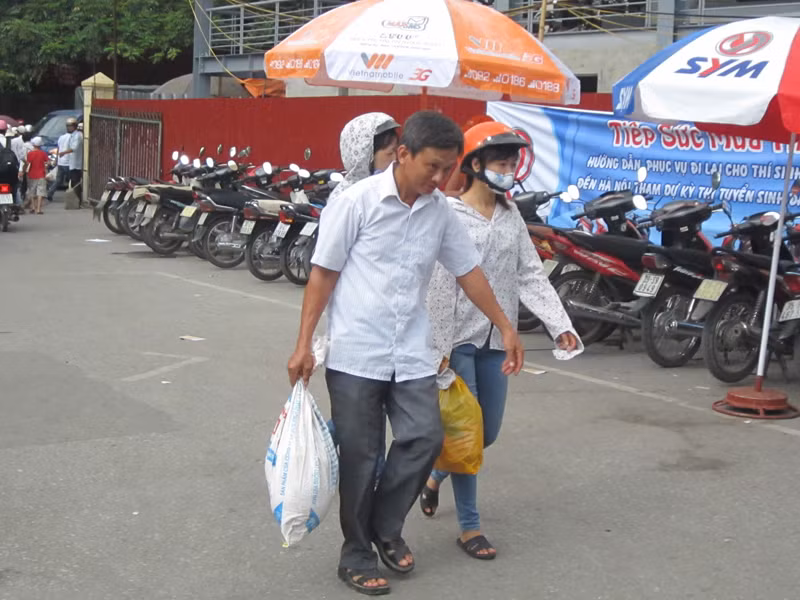 Người nhà luôn là chỗ dựa cho các em khi đi thi