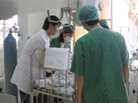 Cháu Linh đang được cấp cứu tại Bệnh viện Nhi Thanh Hoá - (Ảnh: Pháp luật - xã hội)