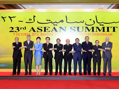 Ngày 9/10, Thủ tướng Nguyễn Tấn Dũng tham dự Hội nghị Cấp cao ASEAN lần thứ 23 và các Hội nghị Cấp cao liên quan (Trong ảnh: Các trưởng đoàn chụp ảnh chung). Ảnh: TTXVN
