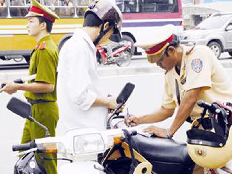 CSGT TP Hà Nội làm nhiệm vụ trên đường Trường Chinh - Ảnh: Phạm Yên
