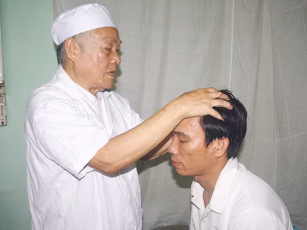 Ông Long đang chữa bệnh tại nhà