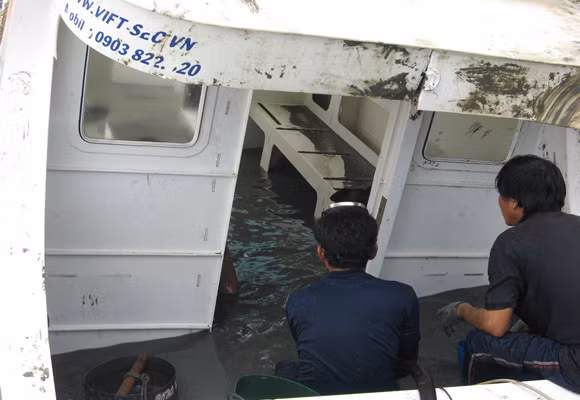 Tàu cho phép chuyên chở 18 người nhưng lúc gặp nạn có đến 30 người, kể cả hành khách và tài công, phụ máy. Tàu cho phép chuyên chở 18 người nhưng lúc gặp nạn có đến 30 người, kể cả hành khách và tài công, phụ máy