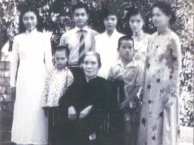 Phùng Khánh(ngoài cùng bên trái) và gia đình. 