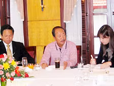 Doanh nhân Đào Hồng Tuyển và ông Nguyễn Cao Kỳ (giữa) 