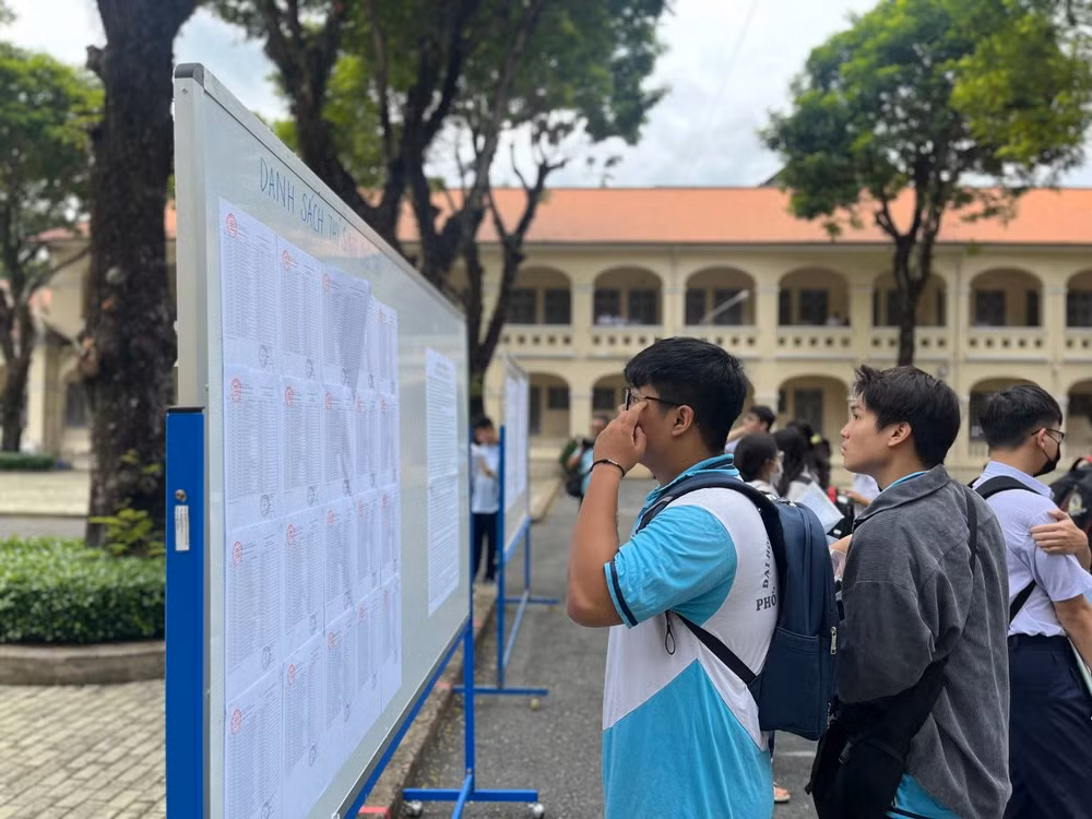 Thí sinh tại điểm thi Trường THPT Chuyên Lê Hồng Phong (quận 5, TPHCM). Ảnh: Nhàn Lê