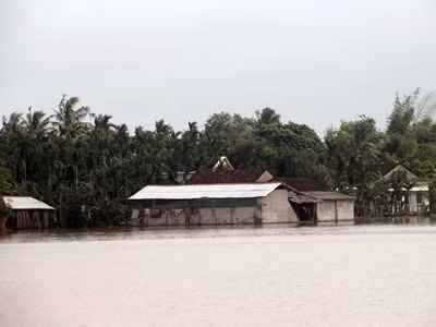 Nhà dân Quảng Nam chìm trong lũ. Ảnh: Hoài Văn.