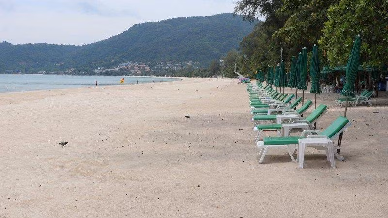 Hàng ghế vắng bóng khách du lịch trên bãi biển Patong ở Phuket, Thái Lan. Ảnh: PR Phuket