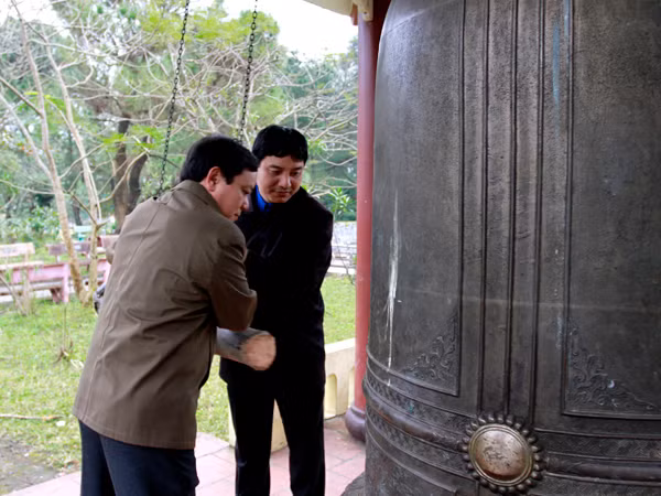 Thay mặt đoàn công tác, anh Nguyễn Đắc Vinh đã đánh chuông cầu nguyện cho anh linh các anh hùng liệt sĩ.