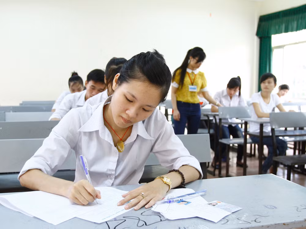 Thí sinh làm bài thi môn cuối của kỳ tuyển sinh đại học đợt 2, sáng 10/7. Ảnh: Như Ý