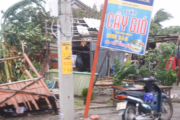 Hàng quán tả tơi sau bão