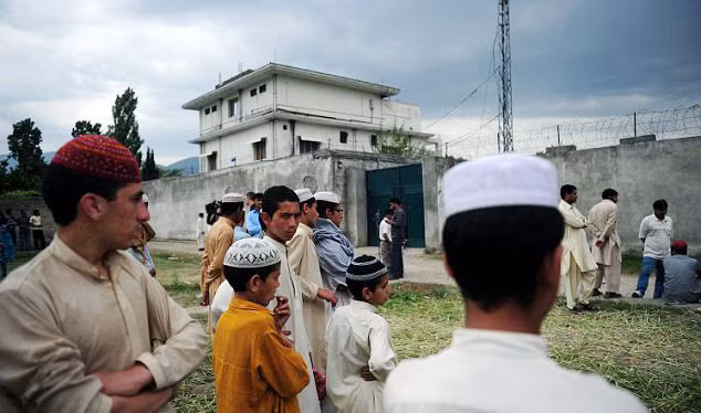Một gia đình Pakistan trở về sau khi tham quan dinh thự