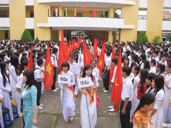 Đón học sinh lớp 10 vào trường