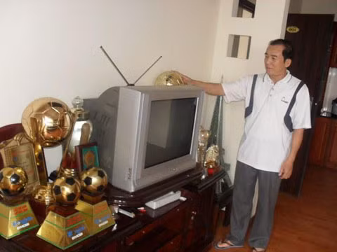 Ông Lê Công Duệ, bố của Công Vinh, bên những danh hiệu của con trai tại căn hộ chung cư ở TP.Vinh. Ông Lê Công Duệ, bố của Công Vinh, bên những danh hiệu của con trai tại căn hộ chung cư ở TP.Vinh