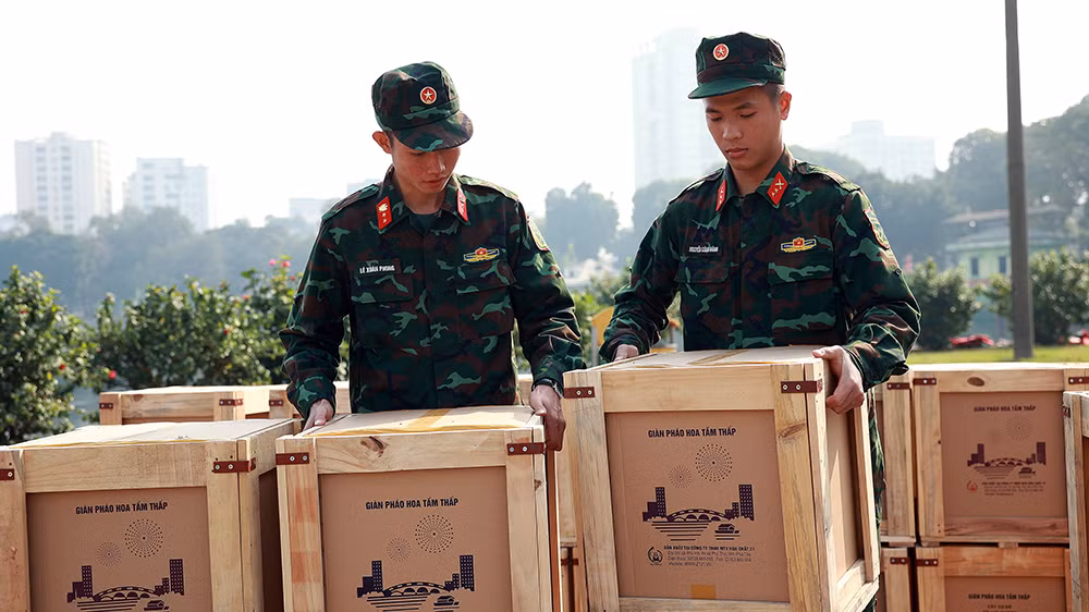 Những chiến sĩ luôn sẵn sàng thực hiện nhiệm vụ cũng như góp phần vào niềm vui chung của người dân vào thời khắc thiêng liêng của phút giây giao thừa.