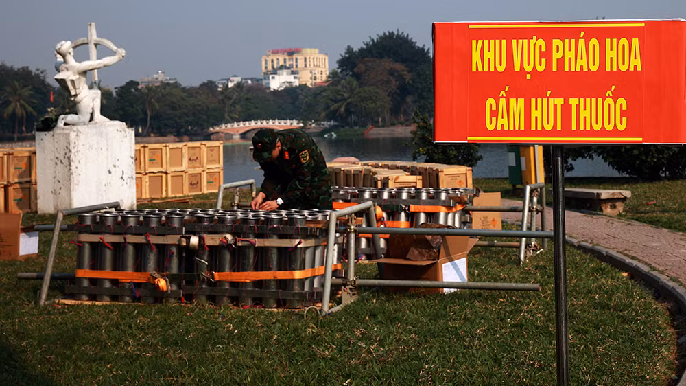 Theo đó ở từng khung giờ chính xác đến từng giây sẽ có những màn bắn pháo hoa được chuẩn bị sẵn. Đến thời điểm này kịch bản bắn pháo hoa đã hoàn tất“. An ninh và an toàn luôn được đặt lên hàng đầu trong công tác chuẩn bị tại mỗi trận địa pháo hoa.