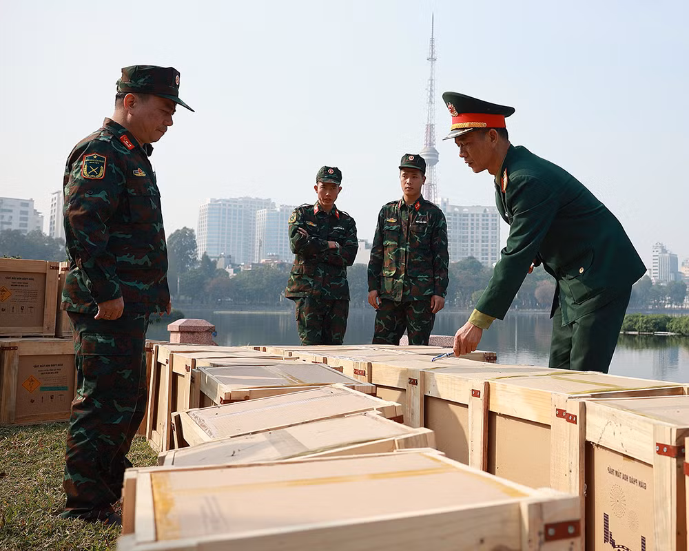Tại khu vực Đảo Dừa tại công viên Thống Nhất, địa điểm trận địa pháo hoa số 5 tại Thủ đô đã dần hoàn thiện đến những khâu cuối cùng.