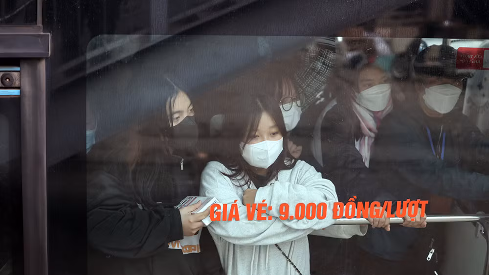 Sinh viên đi xe buýt ngán ngẩm nhìn dòng phương tiện tắc cứng trên đường.