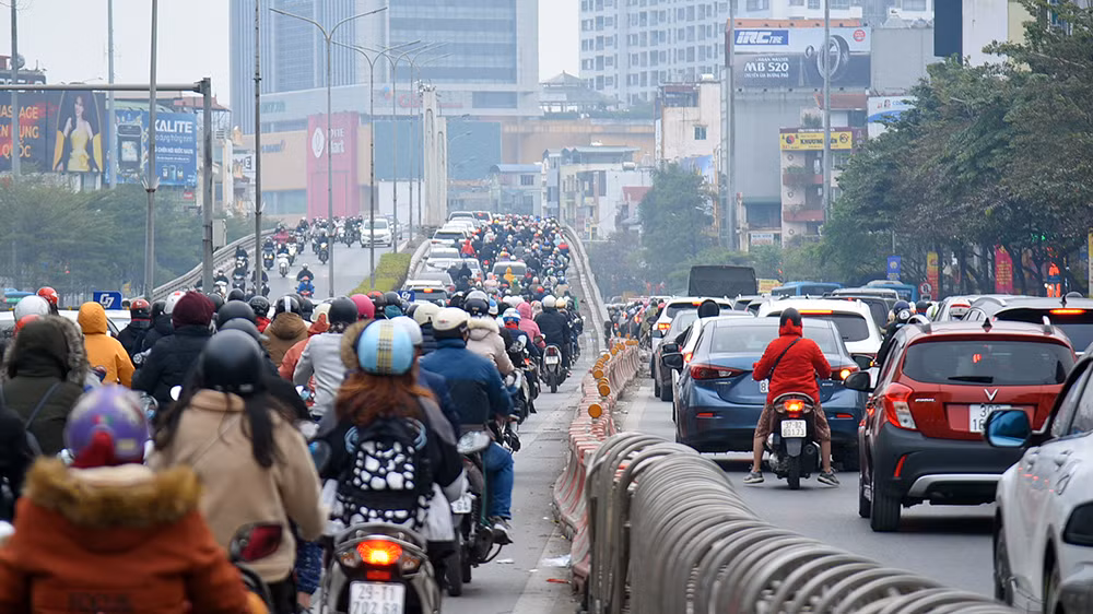 Ngay từ đầu giờ sáng nay (3/1) - ngày đầu tiên đi làm trở lại sau ngày nghỉ Tết dương lịch. Nhiều tuyến phố của Hà Nội lại xuất hiện cảnh phương tiện nối hàng dài trên đường.