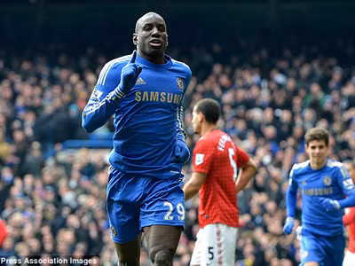  Demba Ba ăn mừng bàn thắng giúp Chelsea đả bại M.U. ảnh: PA