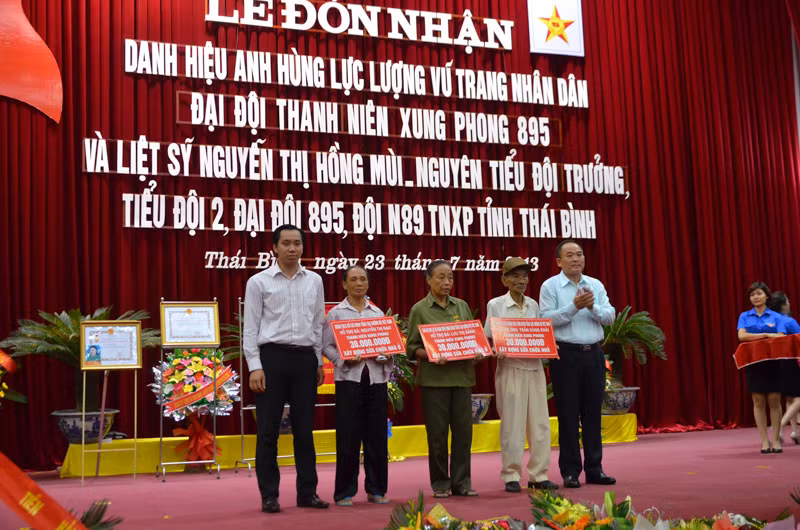 Đoàn TNCS Hồ Chí Minh thuộc Tổng Cục Đường Bộ Việt Nam (Bộ Giao thông Vận tải) trao tiền hỗ trợ xây dựng, sửa chữa nhà ở cho các cựu thanh niên xung phong có hoàn cảnh khó khăn