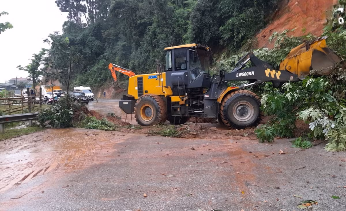 Sạt lở tại Km34+420 Quốc lộ 279, khu vực huyện Mường Ảng, tỉnh Điện Biên khiến nhiều phương tiện không thể qua lại. Sạt lở tại Km34+420 Quốc lộ 279, khu vực huyện Mường Ảng, tỉnh Điện Biên khiến nhiều phương tiện không thể qua lại.