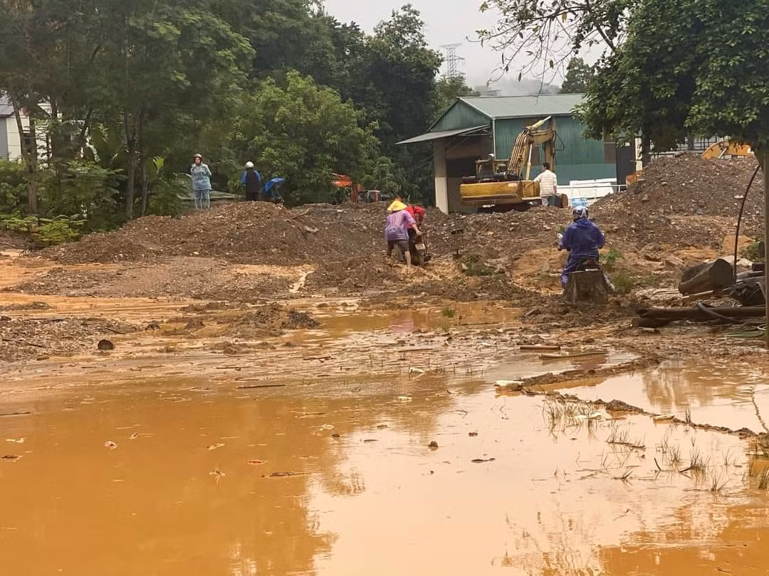 Tắc đường trên Quốc lộ 3, cách thành phố Cao Bằng 11 km, các phương tiện không thể di chuyển. Tắc đường trên Quốc lộ 3, cách thành phố Cao Bằng 11 km, các phương tiện không thể di chuyển.