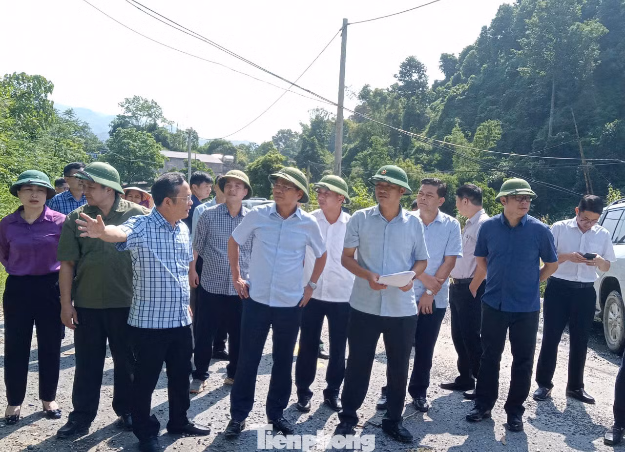 Bí thư Tỉnh ủy Lào Cai Đặng Xuân Phong trực tiếp chỉ đạo ứng phó cơn bão số 3 tại huyện Bát Xát. Bí thư Tỉnh ủy Lào Cai Đặng Xuân Phong trực tiếp chỉ đạo ứng phó cơn bão số 3 tại huyện Bát Xát.