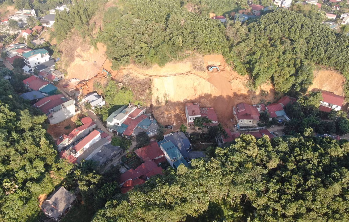 Ngoài ra, xe chở đất di chuyển rơi vãi đất trên đường, bụi bẩn mù mịt, nhà cửa, xe cộ lúc nào cũng ngập trong bụi, ô nhiễm nghiêm trọng.