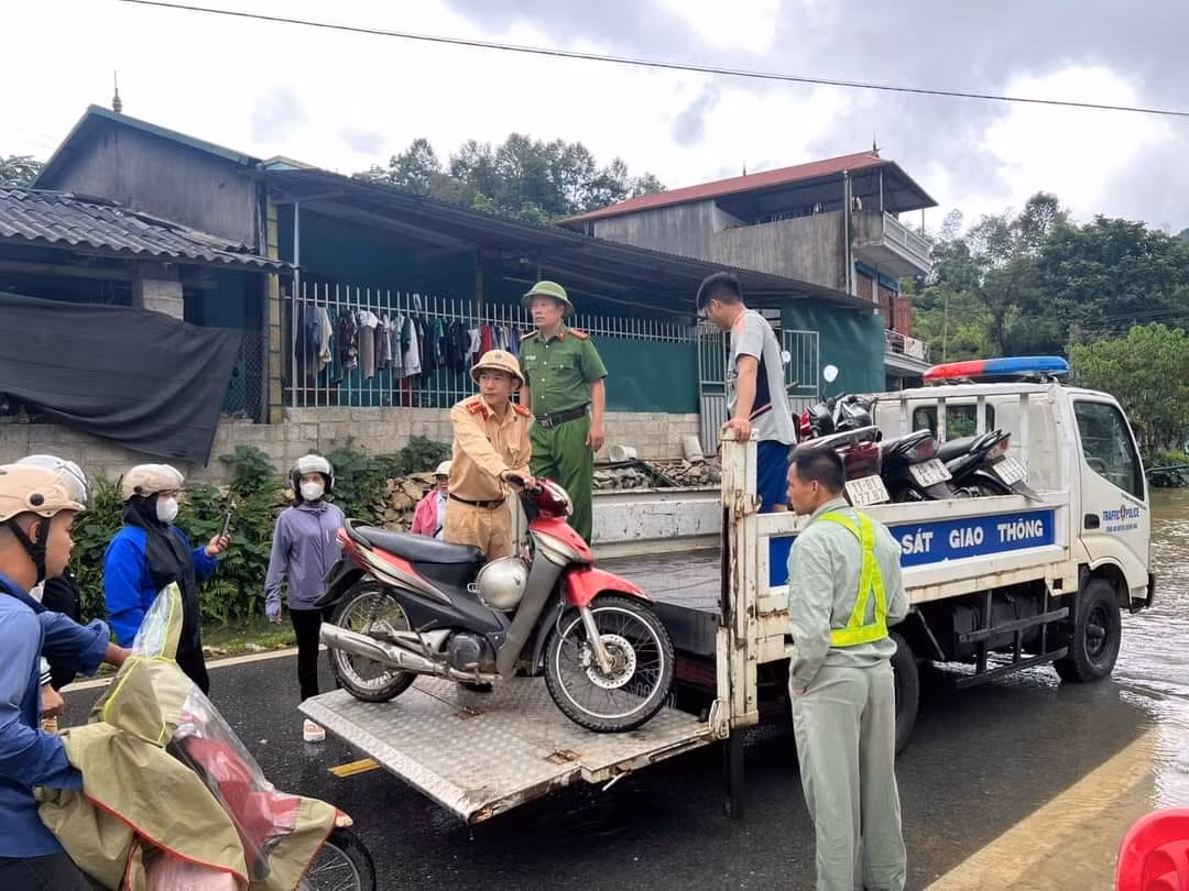 Tại Km299, quốc lộ 3, thuộc địa phận xóm Cao Xuyên, xã Quốc Toản, huyện Quảng Hoà nước dâng lên ngập mặt đường khiến các phương tiện giao thông không di chuyển được. Lực lượng CSGT dùng xe chuyên dụng đưa người và phương tiện qua điểm ngập úng. Tại Km299, quốc lộ 3, thuộc địa phận xóm Cao Xuyên, xã Quốc Toản, huyện Quảng Hoà nước dâng lên ngập mặt đường khiến các phương tiện giao thông không di chuyển được. Lực lượng CSGT dùng xe chuyên dụng đưa người và phương tiện qua điểm ngập úng.